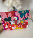 Pochette à maquillage, motif fleuri et coloré.