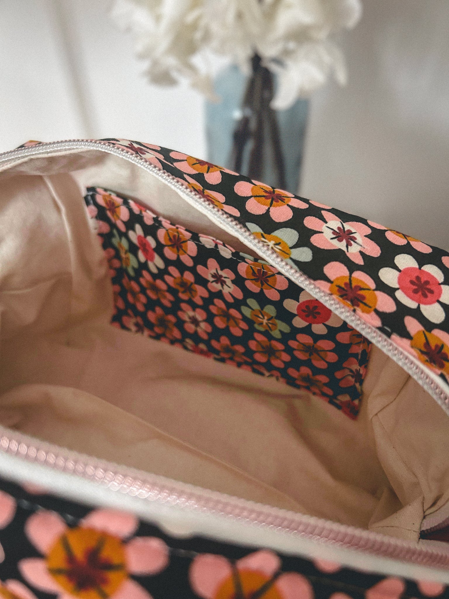 Trousse de toilette fleurie noire et beige