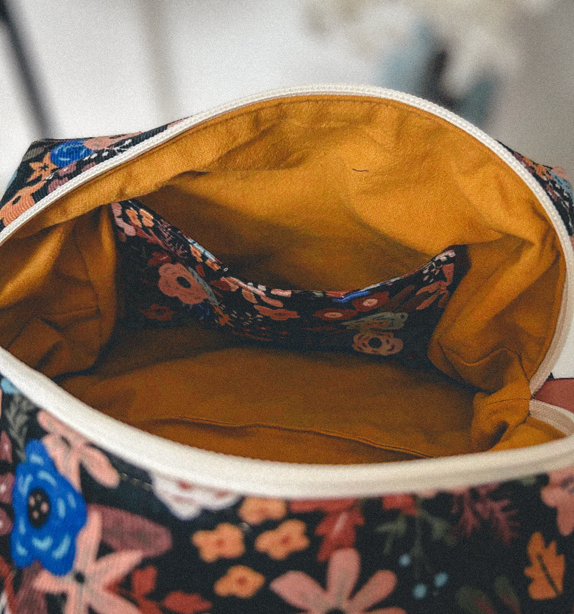 Trousse de toilette en velours fleuri, noire, beige et bleue