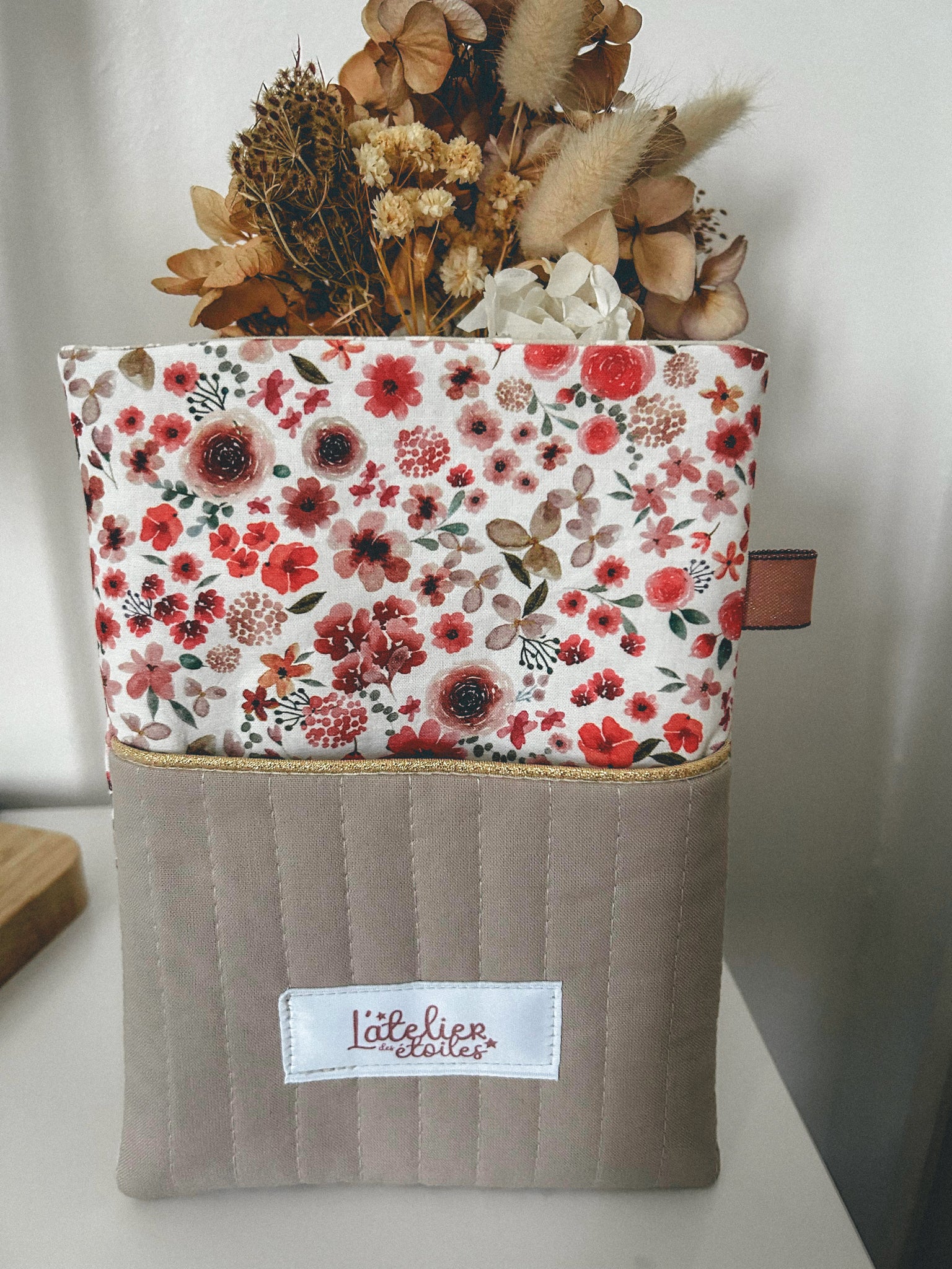 Pochette à liseuse fleurie, tons rouges et beige