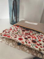 Pochette à liseuse fleurie, tons rouges et beige