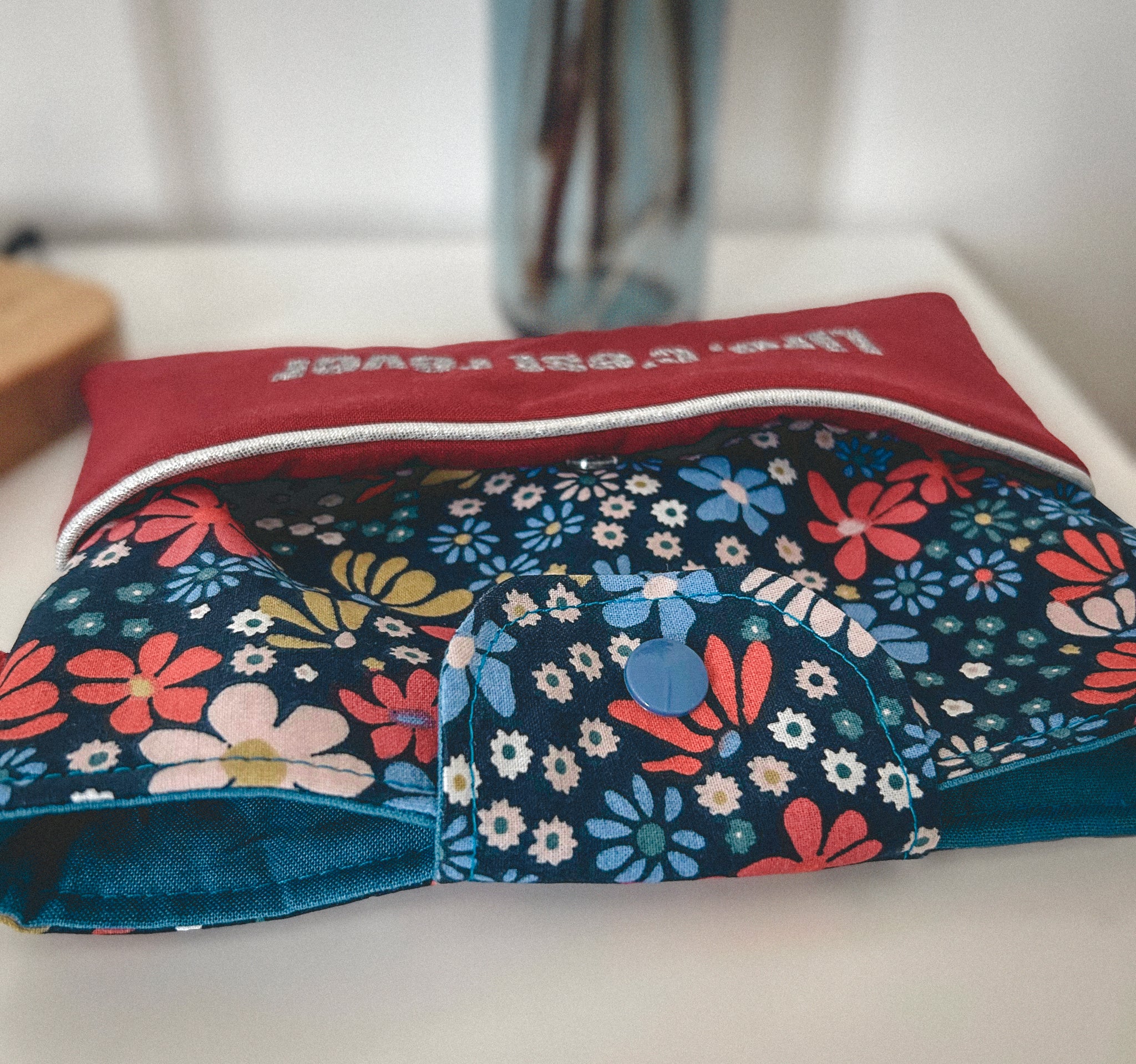 Pochette à liseuse horizontale, fleurs bleues et rouges