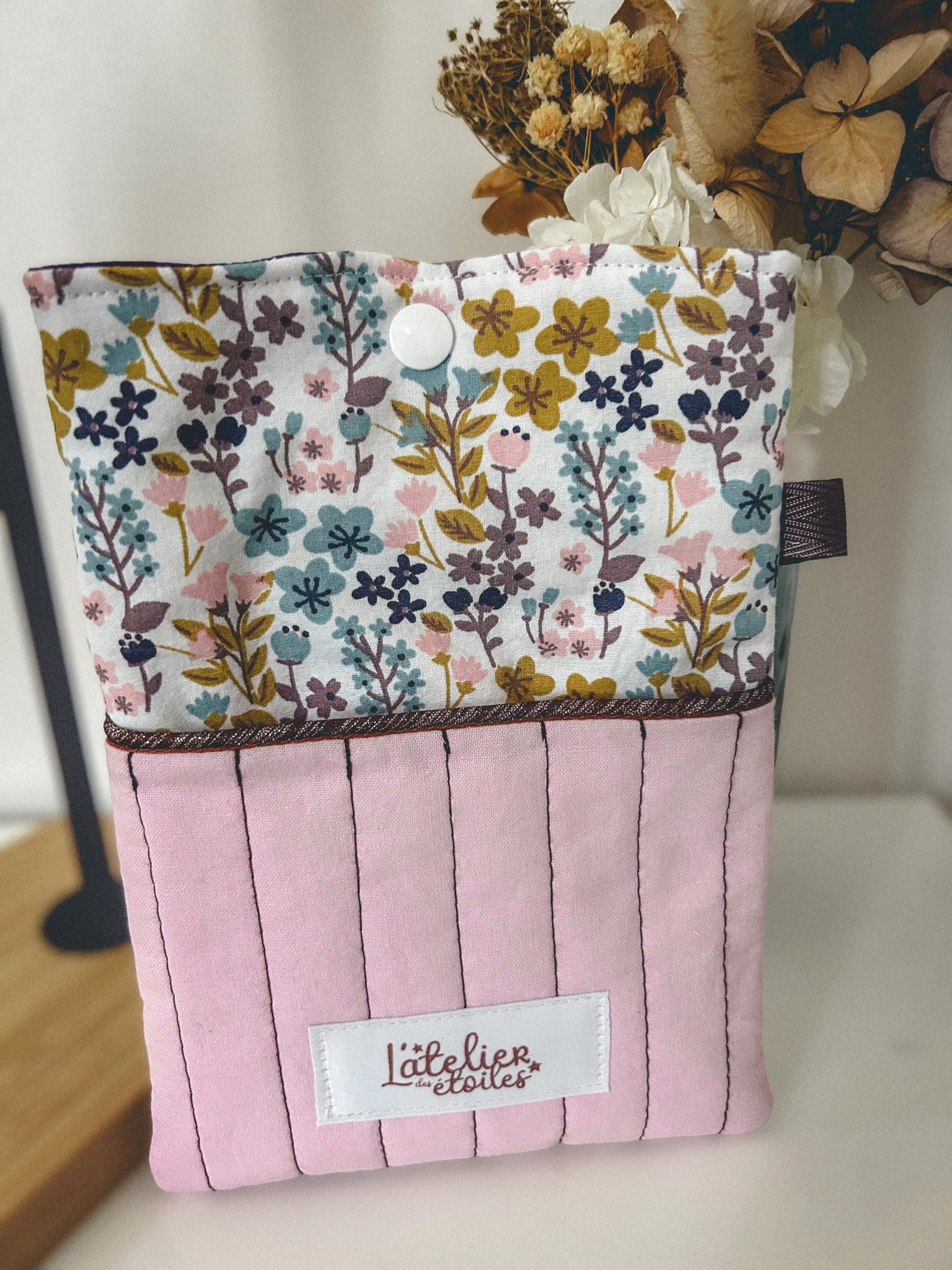 Pochette à liseuse fleurie rose, pochette avant matelassée