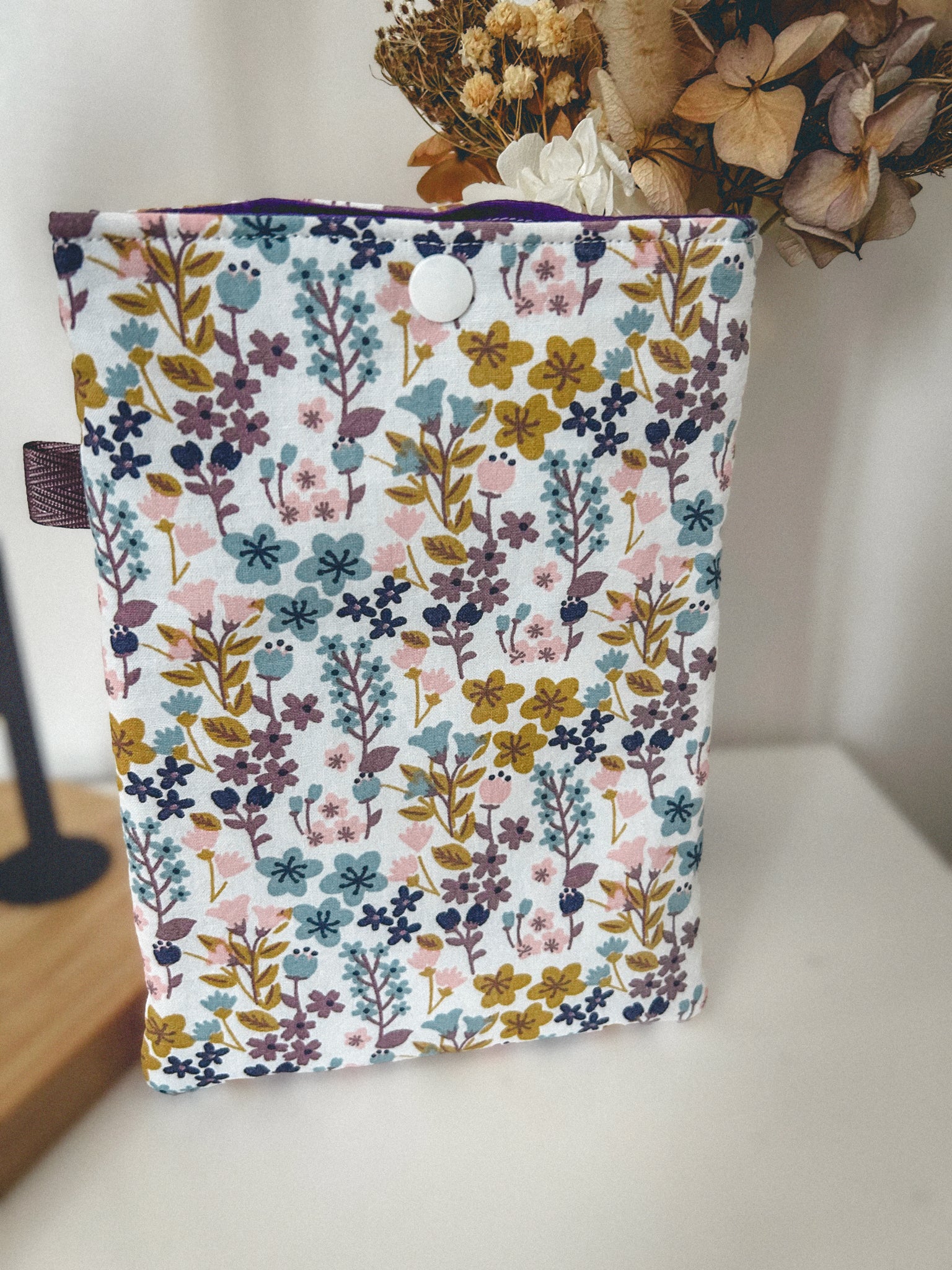 Pochette à liseuse fleurie rose, pochette avant matelassée