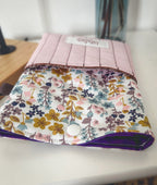 Pochette à liseuse fleurie rose, pochette avant matelassée