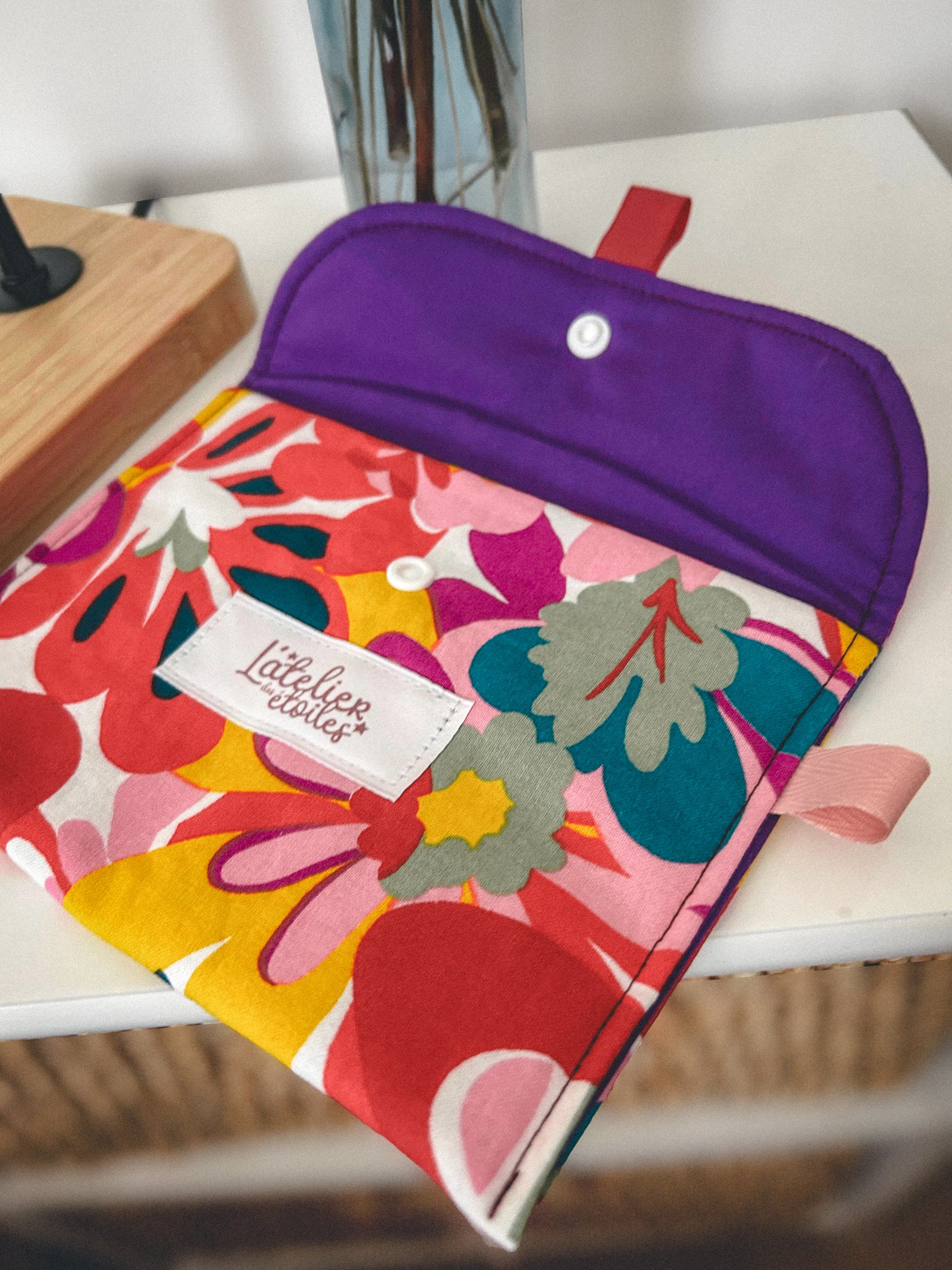 Pochette à maquillage, motif fleuri et coloré.