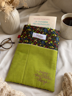 Pochette à livre A5 – Vert et fleuri L'atelier des étoiles