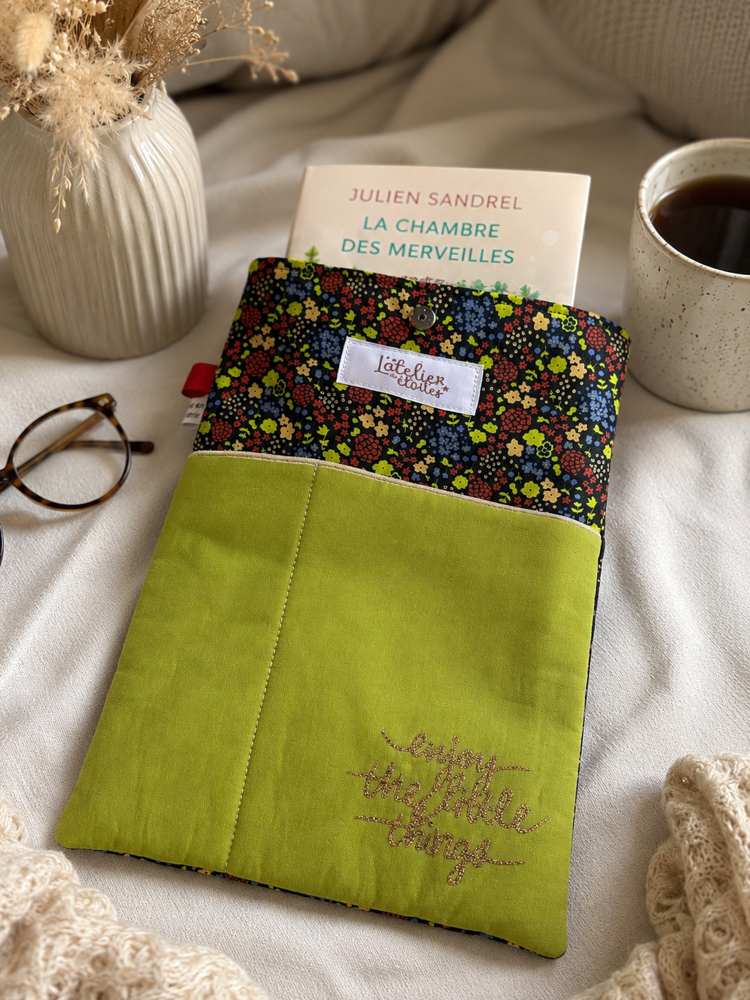 Pochette à livre A5 – Vert et fleuri L'atelier des étoiles