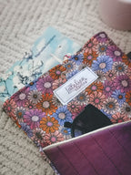 Pochette à livre A5 – Rose matelassée & fleurie avec fleur dorée
