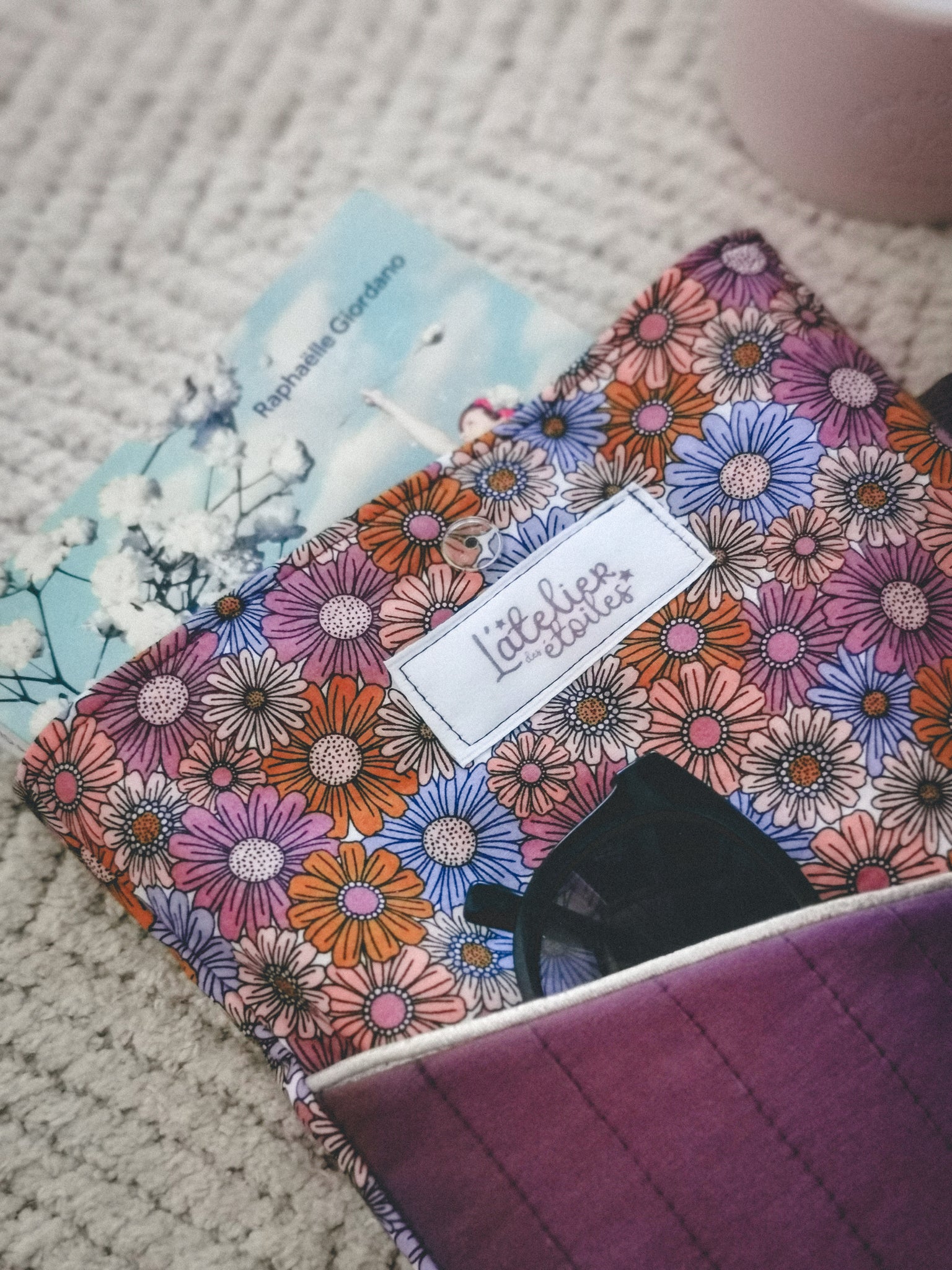 Pochette à livre A5 – Rose matelassée & fleurie avec fleur dorée