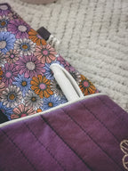 Pochette à livre A5 – Rose matelassée & fleurie avec fleur dorée