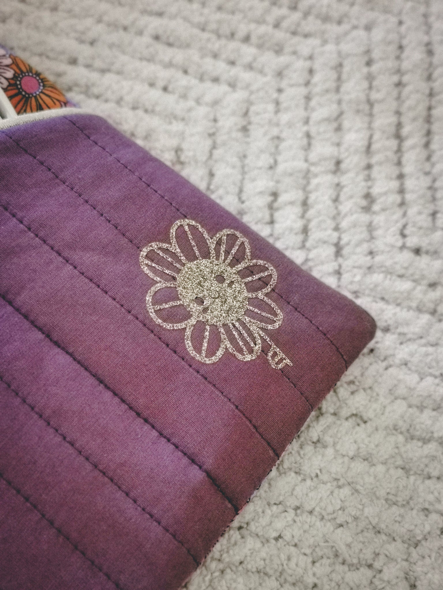 Pochette à livre A5 – Rose matelassée & fleurie avec fleur dorée