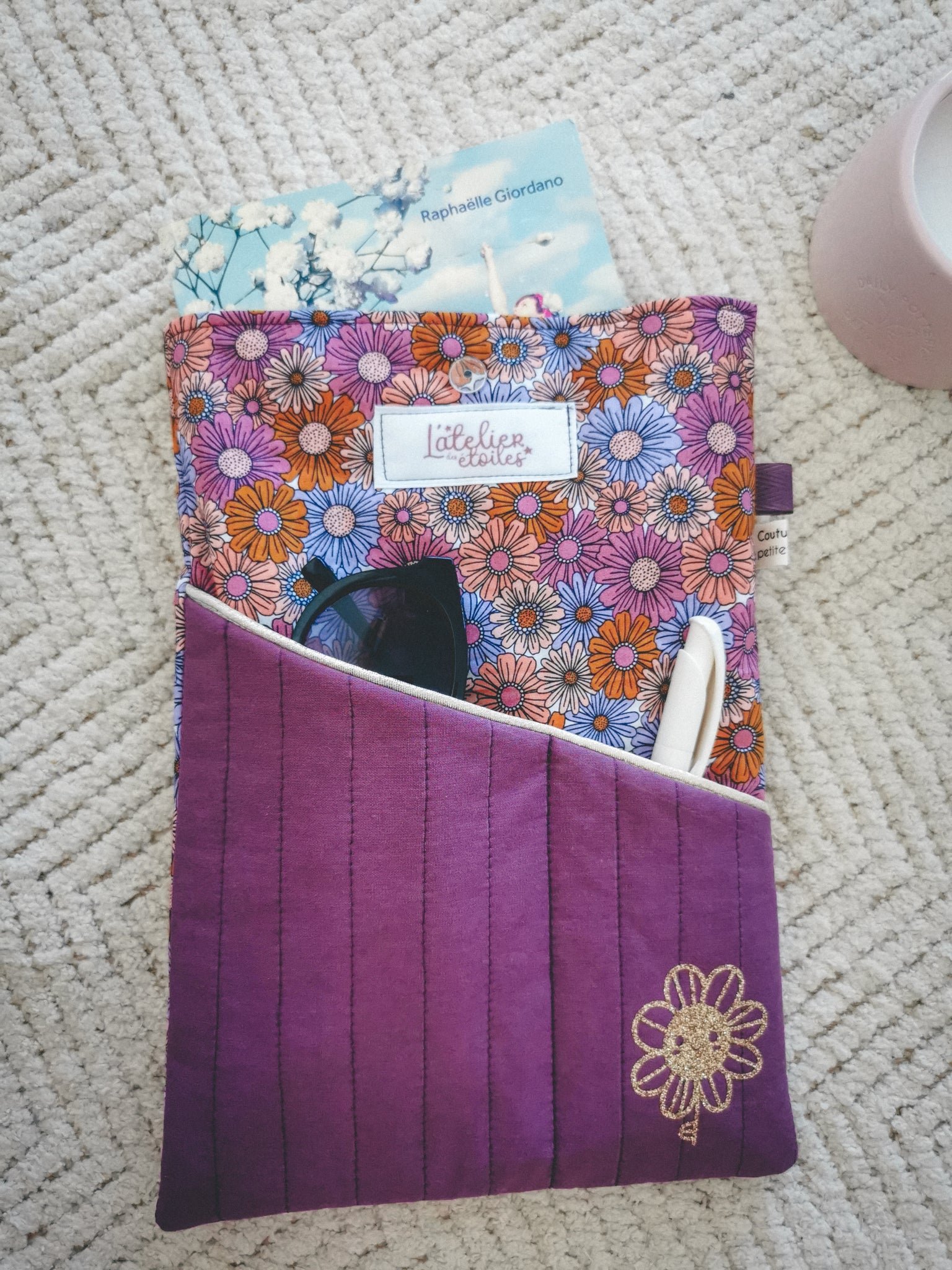 Pochette à livre A5 – Rose matelassée & fleurie avec fleur dorée