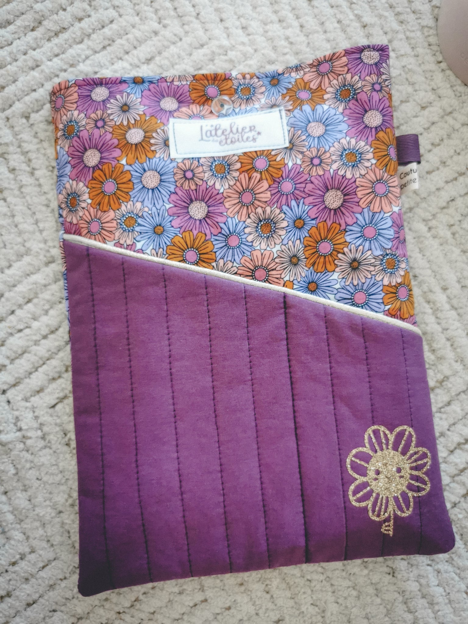 Pochette à livre A5 – Rose matelassée & fleurie avec fleur dorée