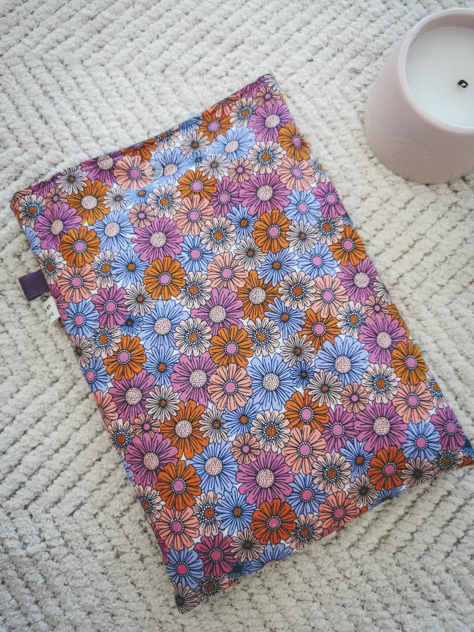 Pochette à livre A5 – Rose matelassée & fleurie avec fleur dorée