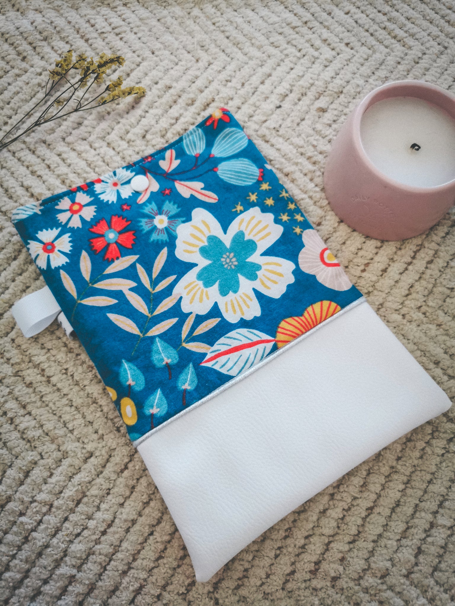 Pochette à livre A5 – fleurs & simili cuir blanc
