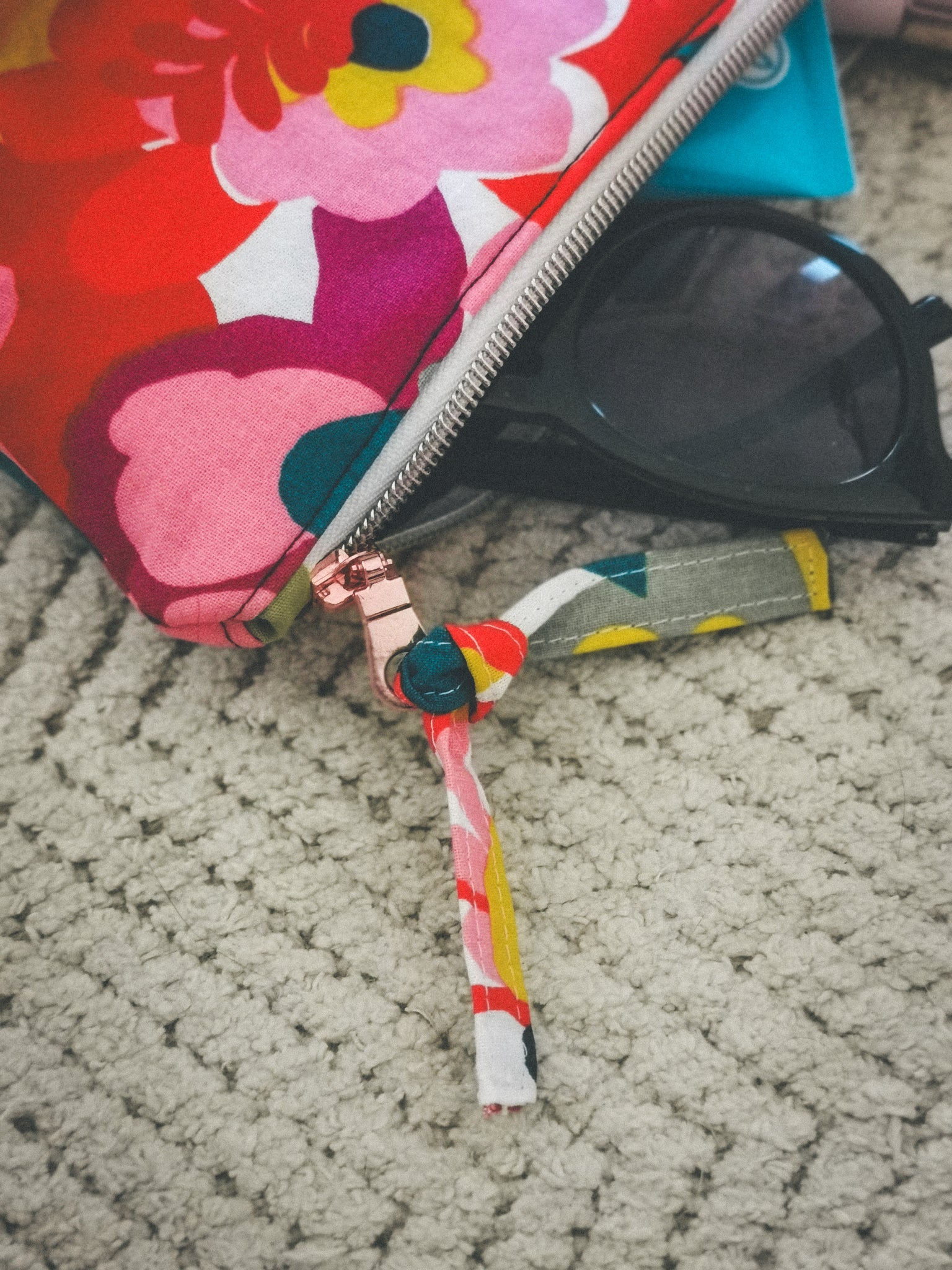Trousse zippée en tissu – Motif floral d’été
