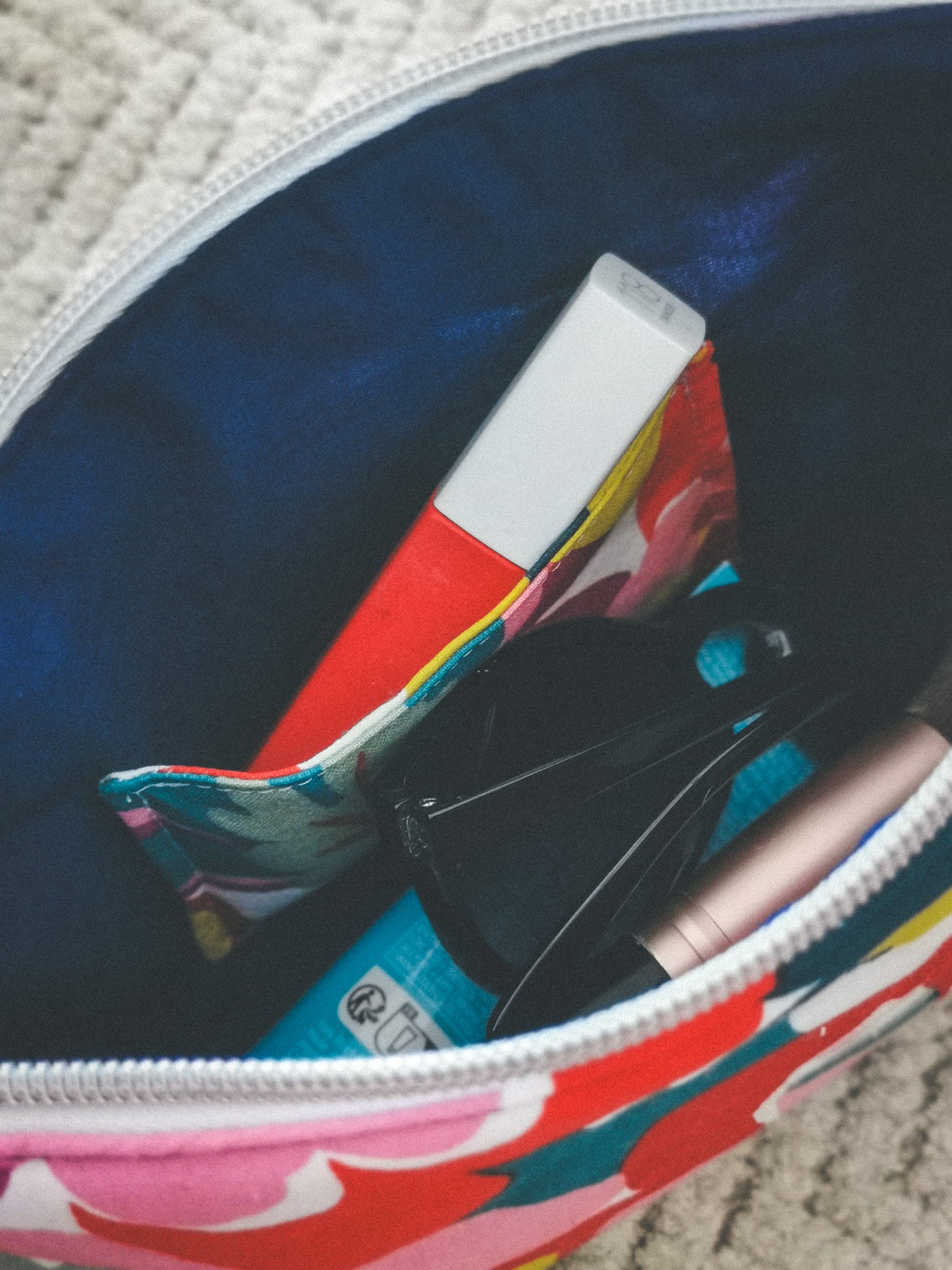 Trousse zippée en tissu – Motif floral d’été