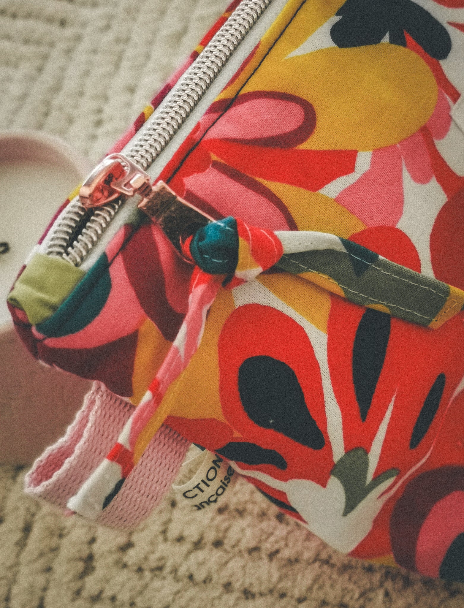 Trousse zippée en tissu – Motif floral d’été