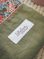 Pochette à liseuse – Fleurie & vert kaki