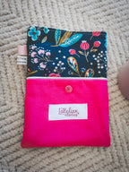 Pochette à liseuse – Fleurie bleu & rose fuchsia
