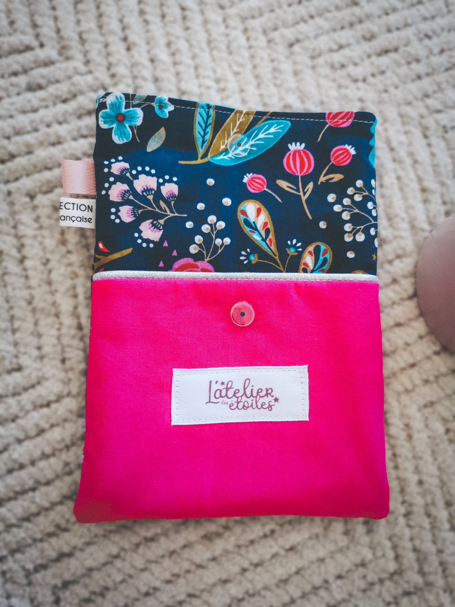 Pochette à liseuse – Fleurie bleu & rose fuchsia