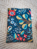 Pochette à liseuse – Fleurie bleu & rose fuchsia