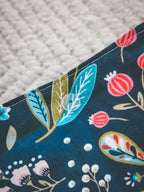 Pochette à liseuse – Fleurie bleu & rose fuchsia