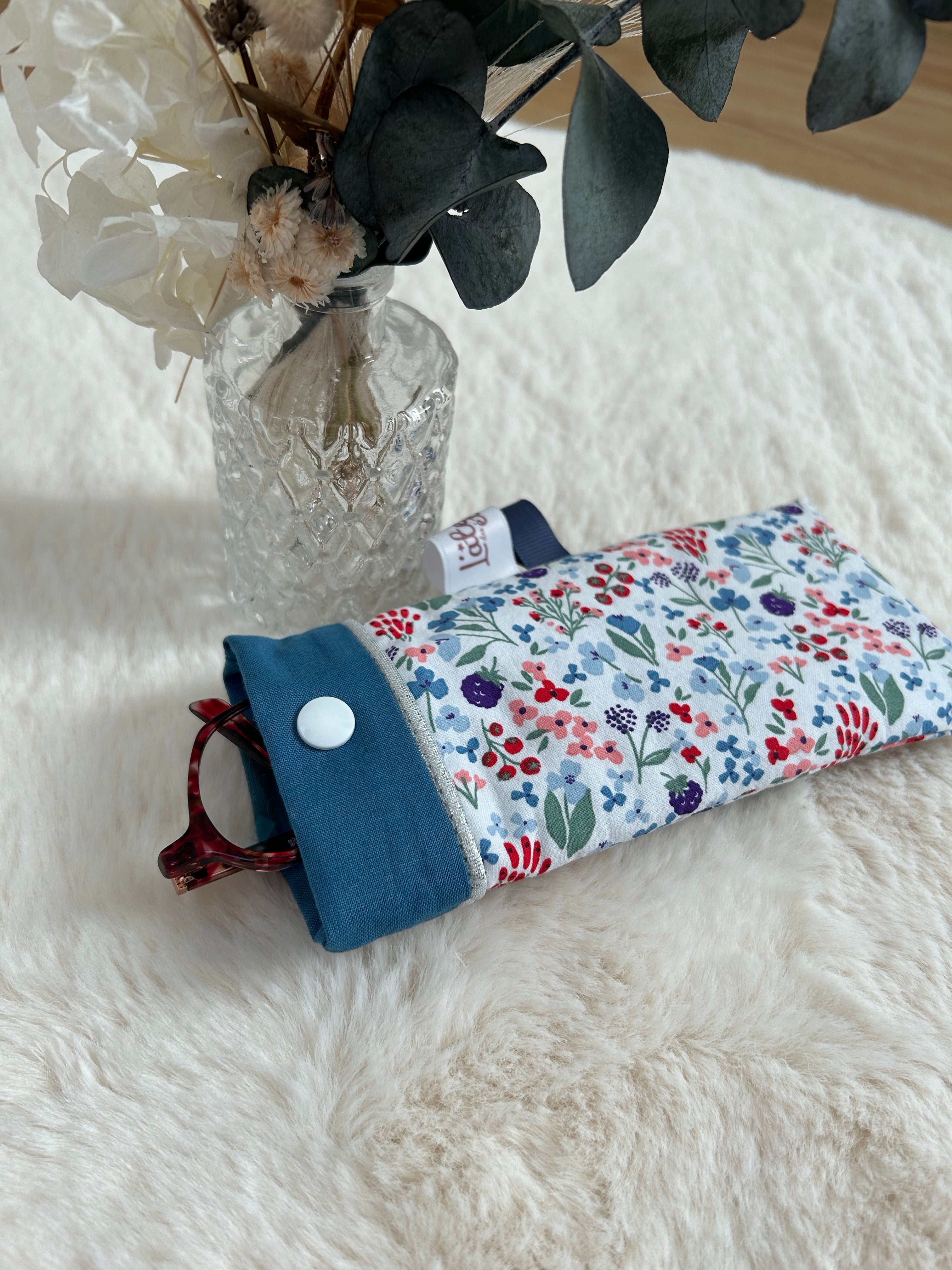 Pochette à lunettes fleurie bleue L'atelier des étoiles