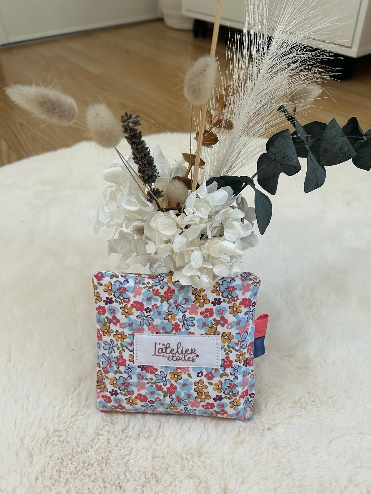Pochette à lingettes fleurie bleu L'atelier des étoiles