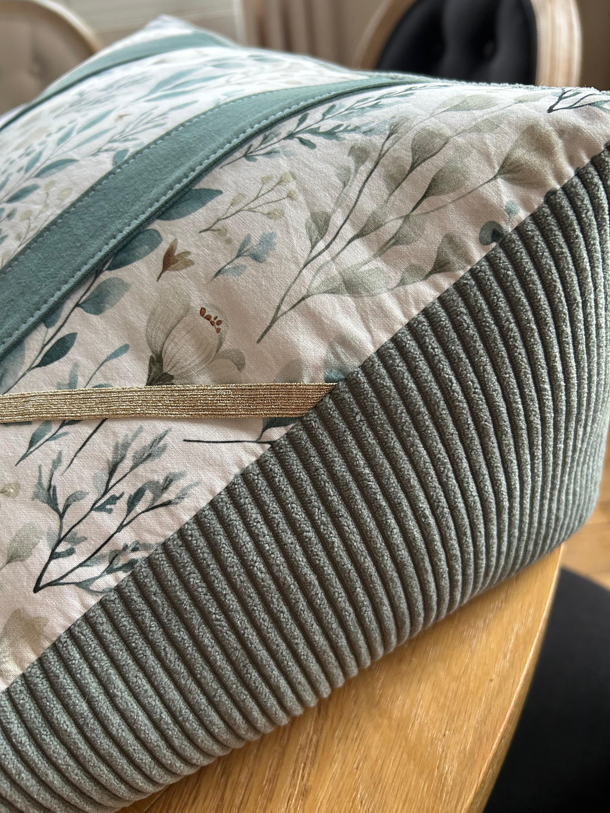 coussin de lecture bleu vert fleuri L'atelier des étoiles