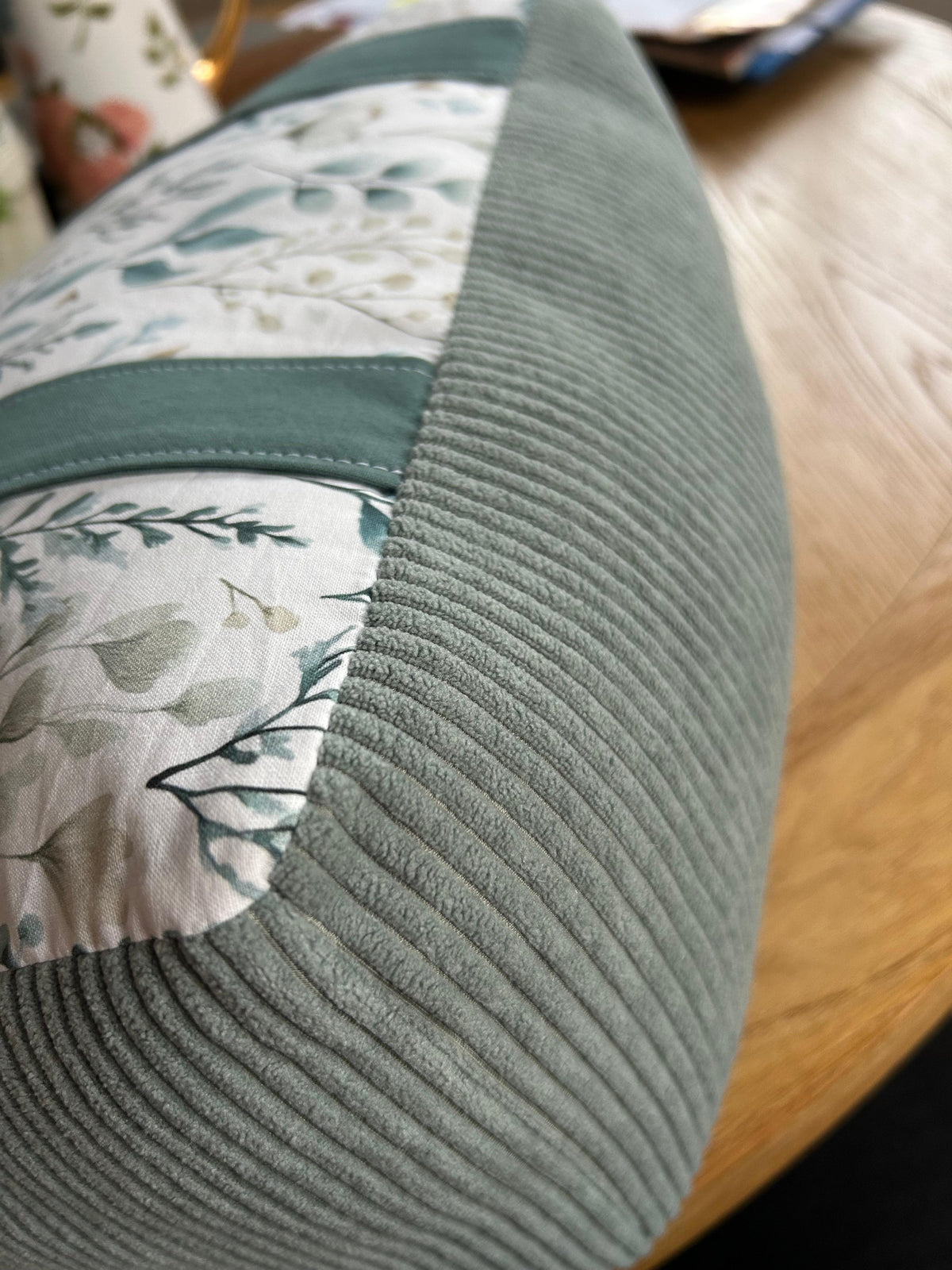 coussin de lecture bleu vert fleuri L'atelier des étoiles